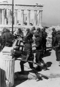 Soldados alemães hasteando a bandeira nazista em Atenas.