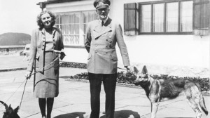 Bundesarchiv_B_145_Bild-F051673-0059_Adolf_Hitler_und_Eva_Braun_auf_dem_Berghof-e1396678427541