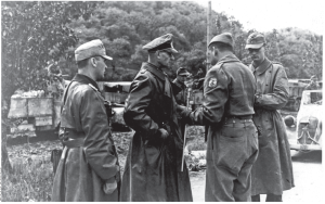 General alemão Otto Freter Pico, comandante da 148ª Divisão de Infantaria, rendendo-se para o General Mario Carloni, da Força Expedicionária Brasileira. Reparem na "cobra fumando" no uniforme do general brasileiro.