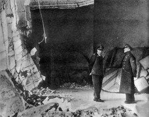 Adolf Hitler com Julius Schaub, inspecionando os danos causados na Chancelaria.