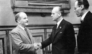 Molotov (Ministro dos Negócios Estrangeiros da URSS) e Ribbentrop, durante as negociações do pacto de não agressão entre os dois países.