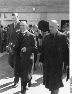 Neville Chamberlain, então Primeiro Ministro do Reino Unido, e Ribbentrop, em Setembro de 1938.