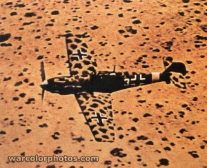 Messerschmitt Bf 109 utilizado na campanha da África do Norte. Reparem como a sua pintura era eficiente para o camuflar durante os voos de baixa altitude.