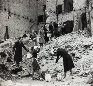 Civis berlinenses limpando os escombros após a queda da capital alemã.
