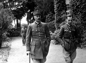 General Giraud como prisioneiro de guerra num passeio matinal (1940 / 41). Reparem atrás nos oficiais do exército alemão a vigiá-lo.