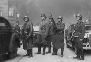 SS-Brigadeführer Jürgen Stroop, ao centro, inspecionando os combates durante a Revolta do Gueto de Varsóvia.