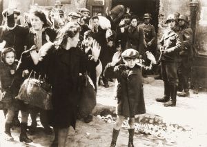 Imagem poderosa, das mais icônicas da Segunda Guerra Mundial na Europa, mostrando o momento em que homens, mulheres e crianças eram retirados à força de um edifício no Gueto de Varsóvia.