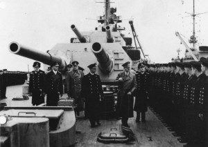 Hitler inspecionando o Bismarck.