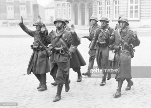 Soldados franceses que se renderam durante a Batalha da França, Maio de 1940.