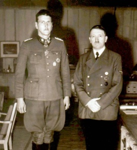Otto Skorzeny e Adolf Hitler em 1943.