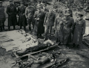 Dr Werner Haase identificando os corpos de Joseph e de Magda Goebbels. Ao lado, os corpos dos seus 6 filhos.