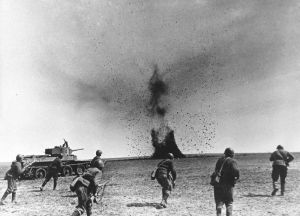 Soldados russos avançando em meio ao fogo de artilharia na Segunda Batalha de Kharkov.