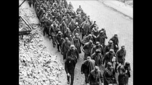 Prisioneiros de guerra alemães após a queda da capital alemã.
