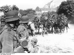 Cavalaria alemã em missão de patrulha durante a Batalha da França.