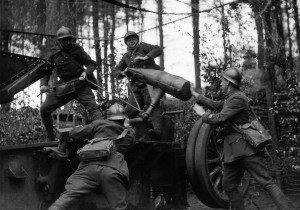 Soldados franceses carregando uma peça de artilharia durante a Batalha da França. 