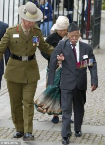 Soldado Lachhiman Gurung sendo recebido na Basílica de Westminster, Londres, para uma cerimônia dedicada a todos os soldados que receberam a Victoria Cross na Segunda Guerra Mundial.