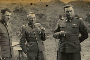 Josef Mengele (à esquerda), Rudolf Höss (ao centro), comandante de Auschwitz e Josef Kramer (à direita), comandante de Birkenau. 