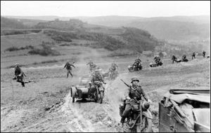 Coluna alemã de infantaria motorizada avançando pela França em Maio de 1940.