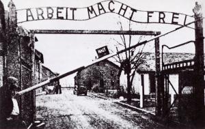 Portão de acesso principal ao campo de Auschwitz. "O trabalho liberta", em alemão.