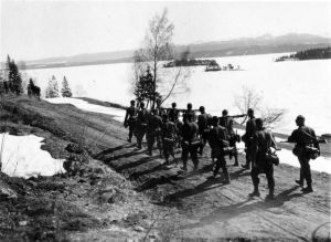 Soldados alemães avançando para o norte da Noruega.