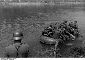 Soldados alemães cruzando o Rio Meuse em 14 de Maio de 1940.