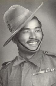 Soldado Lachhiman Gurung pouco antes de ser ferido em combate.