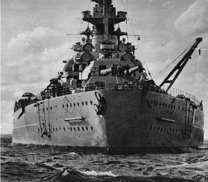 O Bismarck no mar.