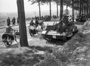 Soldados franceses e refugiados belgas numa estrada no interior da Bélgica.