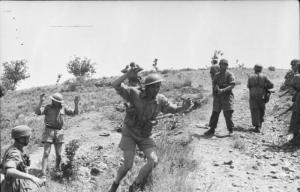 Soldados britânicos rendendo-se para os paraquedistas alemães durante a Batalha de Creta.