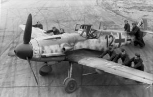 Equipe de solo alinhando um Messerschmitt Bf 109 para a decolagem.