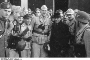 Otto Skorzeny com Benito Mussoli após o sucesso da Operação Carvalho, que o resgatou de uma prisão italiana nos Alpes.