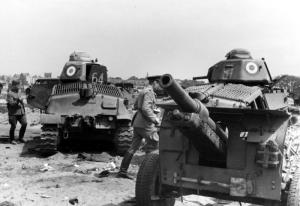 Soldados alemães inspecionando tanques aliados destruídos durante a Batalha da França. 