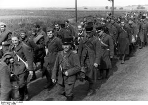 Prisioneiros de guerra franceses marchando para a retaguarda alemã.