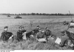 Erwin Rommel orientando a sua 7ª Divisão Panzer na Batalha da França, Maio de 1940. 