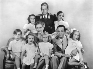 A família Goebbels em 1942. À excepção do filho mais velho, em pé atrás da foto, todas as crianças foram assassinadas no bunker no dia 1 de Maio de 1945.