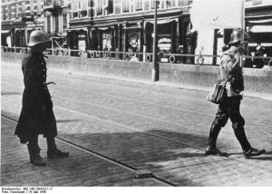 Soldado holandês com uma bandeira branca aproximando-se das linhas alemãs para discutir os termos da rendição.