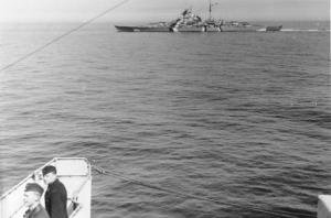 O Bismarck fotografado a partir do Prinz Eugen no início da Operação Rheinübung.