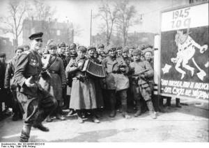 Soldados soviéticos comemorando a capitulação da cidade de Berlim no dia 2 de Maio de 1945.