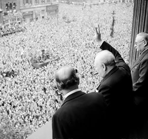Winston Churchill no VE-Day acenando para uma multidão em Londres.