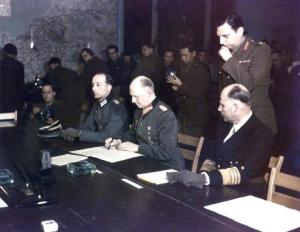 Comandante alemão Alfred Jodl no momento da assinatura do instrumento de rendição incondicional da Alemanha.