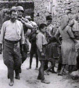 Paraquedista alemão aparentemente prendendo um civil em Creta. Esta batalha ficou conhecida pela forma brutal e sangrenta com a qual os militares alemães trataram a população civil local.