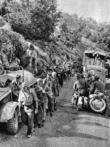 Uma coluna de prisioneiros de guerra britânicos rumando para a retaguarda durante a Batalha de Creta.
