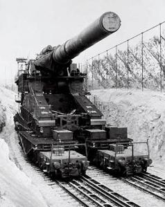 O super canhão Gustav deslocando-se sobre o seu chassi especial em cima de 2 linhas férreas paralelas. 