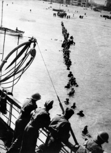 Soldados ingleses sendo evacuados a partir do porto de Dunquerque durante a Operação Dínamo.