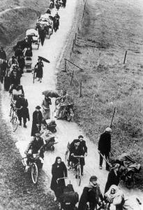 Coluna de refugiados franceses fugindo do avanço alemão em Maio de 1940.