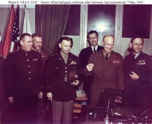 Os líderes militares aliados comemorando a assinatura da rendição incondicional da Alemanha na madrugada do dia 7 de Maio de 1945.