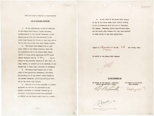 O instrumento de rendição incondicional da Alemanha assinado no dia anterior em Reims, França.