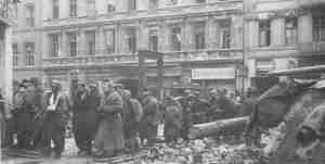 Soldados alemães rendendo-se na cidade de Berlim em 2 de Maio de 1945. 