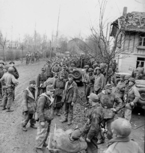 Soldados alemães rendendo-se aos aliados ocidentais em Maio de 1945. 