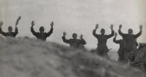 Soldados alemães rendendo-se.